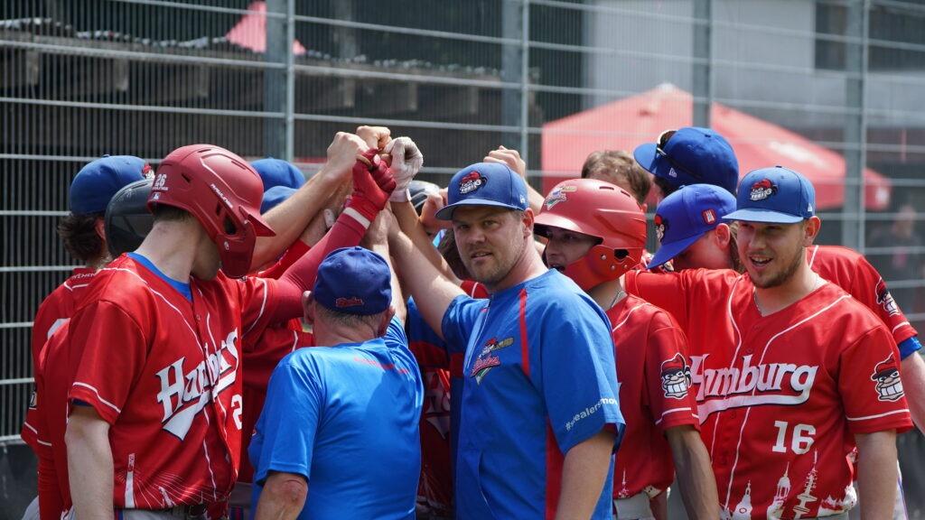 Hamburg Stealers players in a team huddle during a DBL game