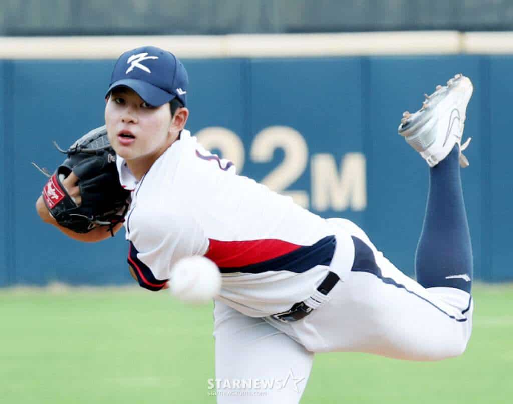 Ha Hyun-seung delivers a pitch for South Korea U-18 during a September 2026 warm-up game ahead of the Asian Baseball Championship