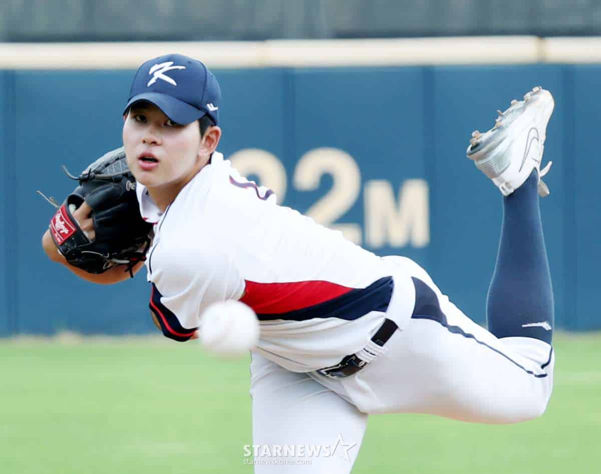 Ha Hyun-seung delivers a pitch for South Korea U-18 during a September 2026 warm-up game ahead of the Asian Baseball Championship