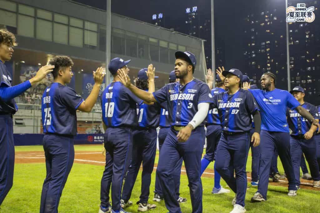 Delino DeShields Jnr shares the love with Bluesox