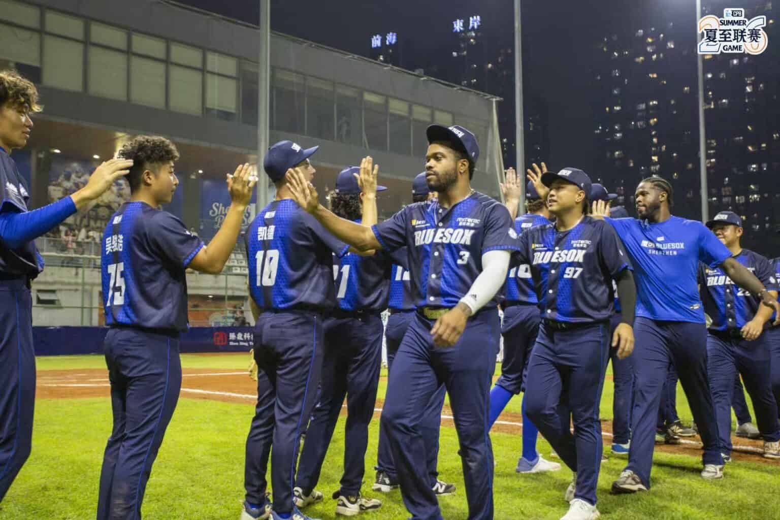 Delino DeShields Jnr shares the love with Bluesox