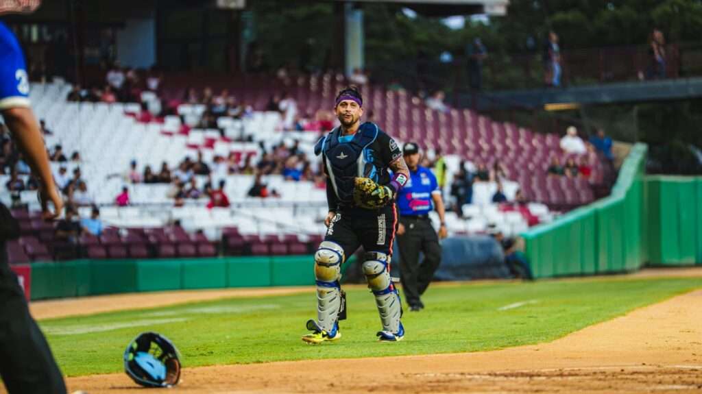 Algodoneros de Guasave catcher on the field against Tomateros de Culiacán during the October 25, 2026 LMP series