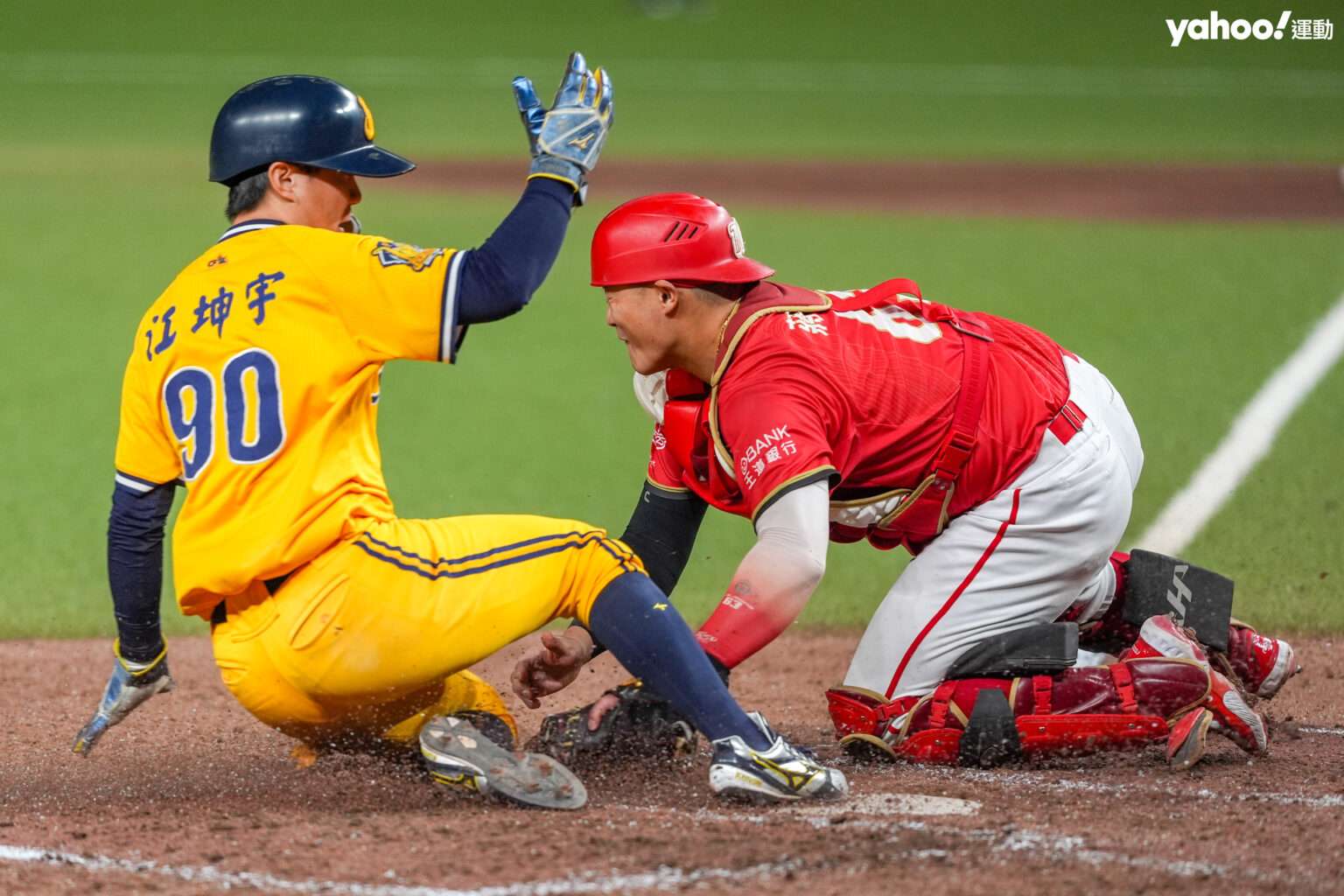 Chiang Kun-yu slides home with the winning run for the CTBC Brothers against the Wei Chuan Dragons in Taiwan Series Game 5
