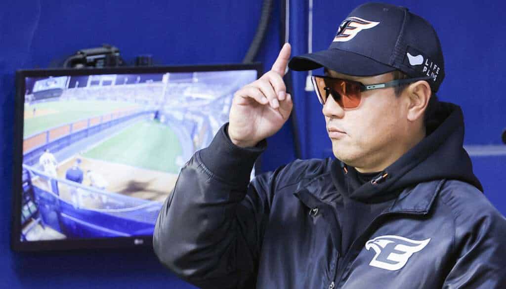 Choi Won-ho gives instructions during a KBO game at Jamsil Baseball Stadium