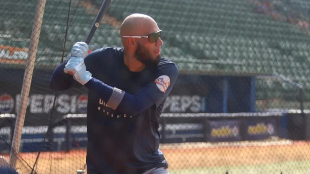 Gabriel Noriega takes batting practice for Caribes de Anzoátegui in September 2026