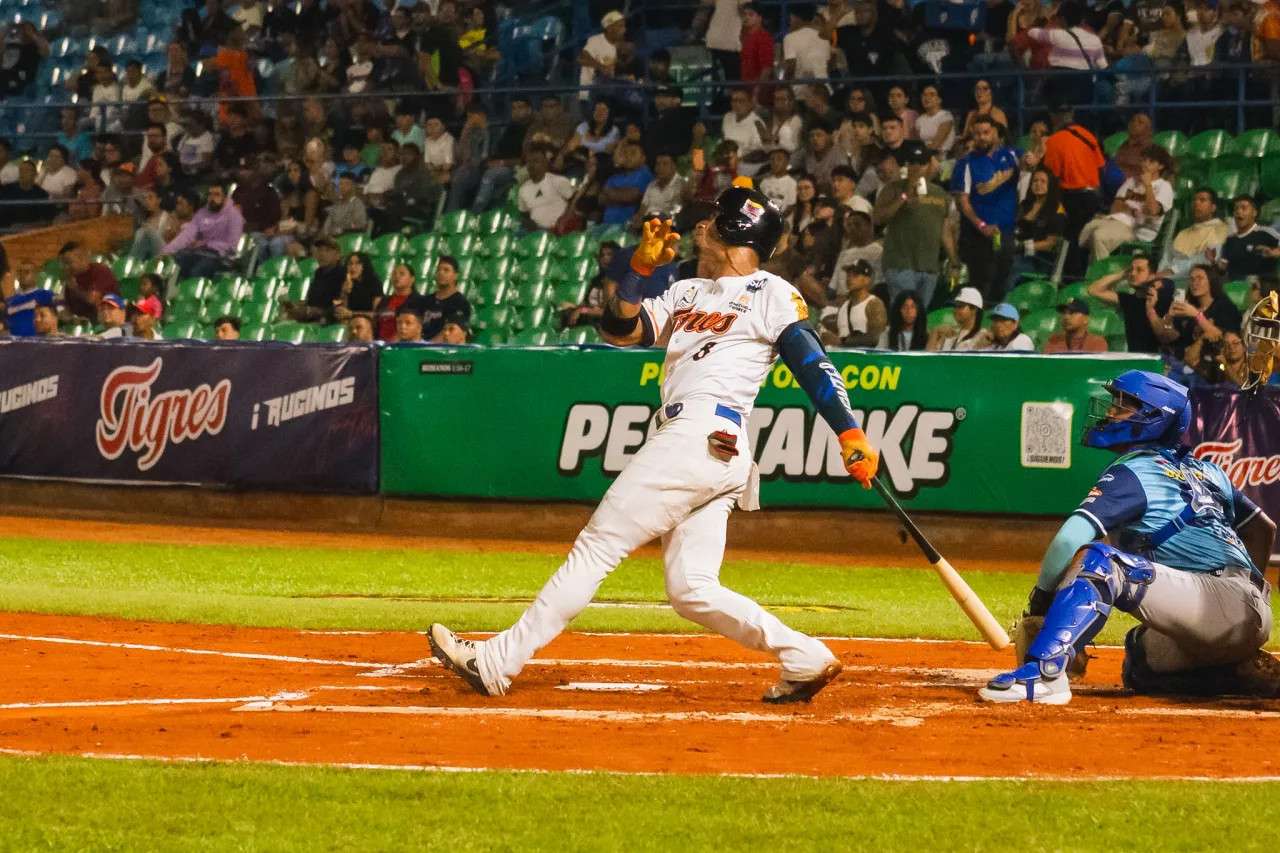 Gorkys Hernández batting for Tigres de Aragua during the 2026 LVBP season