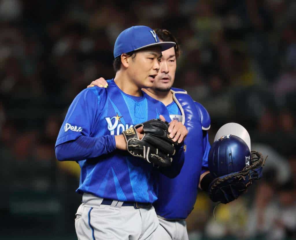 Yokohama DeNA BayStars pitcher Hiromi Katayama talks with catcher Yasutaka Tobashira during the October 16, 2026 Climax Series game against Hanshin
