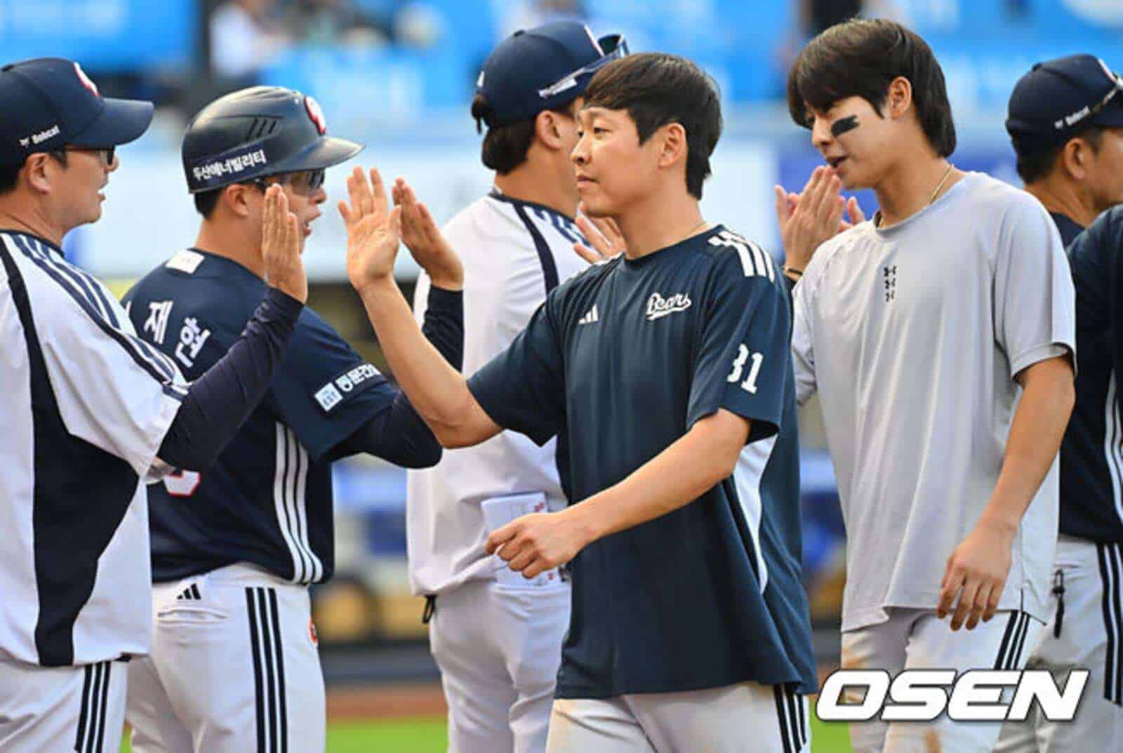 Jung Soo-bin and Park Chan-ho celebrate the Doosan Bears' win over the Samsung Lions