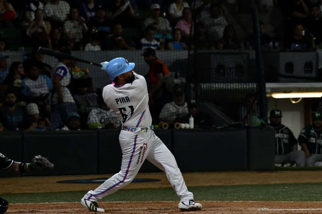 Orlando Piña batting in the Mexican Pacific League before his October 2026 return to Venados de Mazatlán
