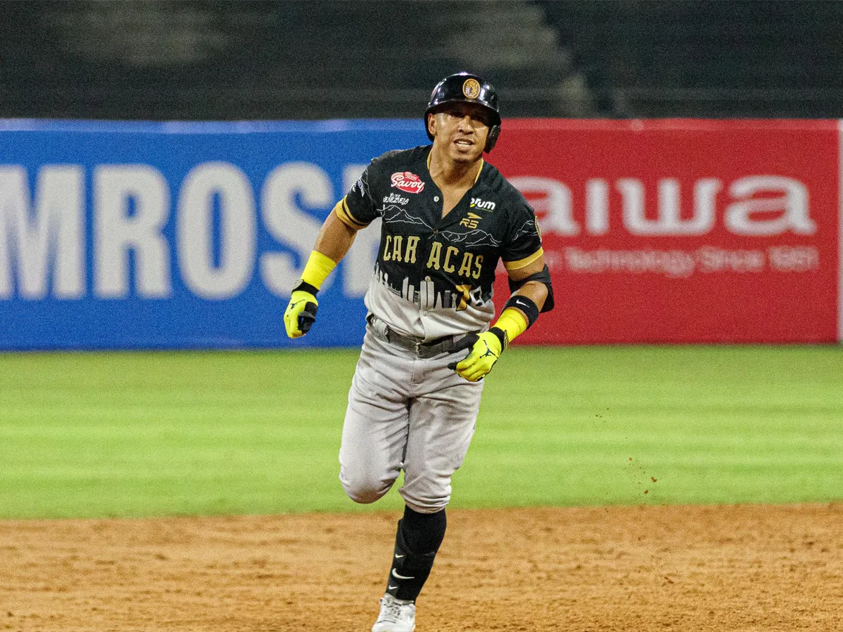 Wilfredo Tovar of Leones del Caracas running the bases in a black Caracas uniform